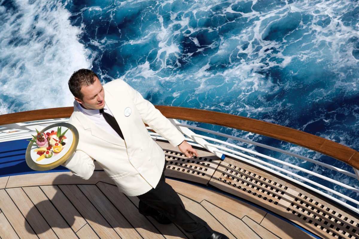 Официанты на лайнере