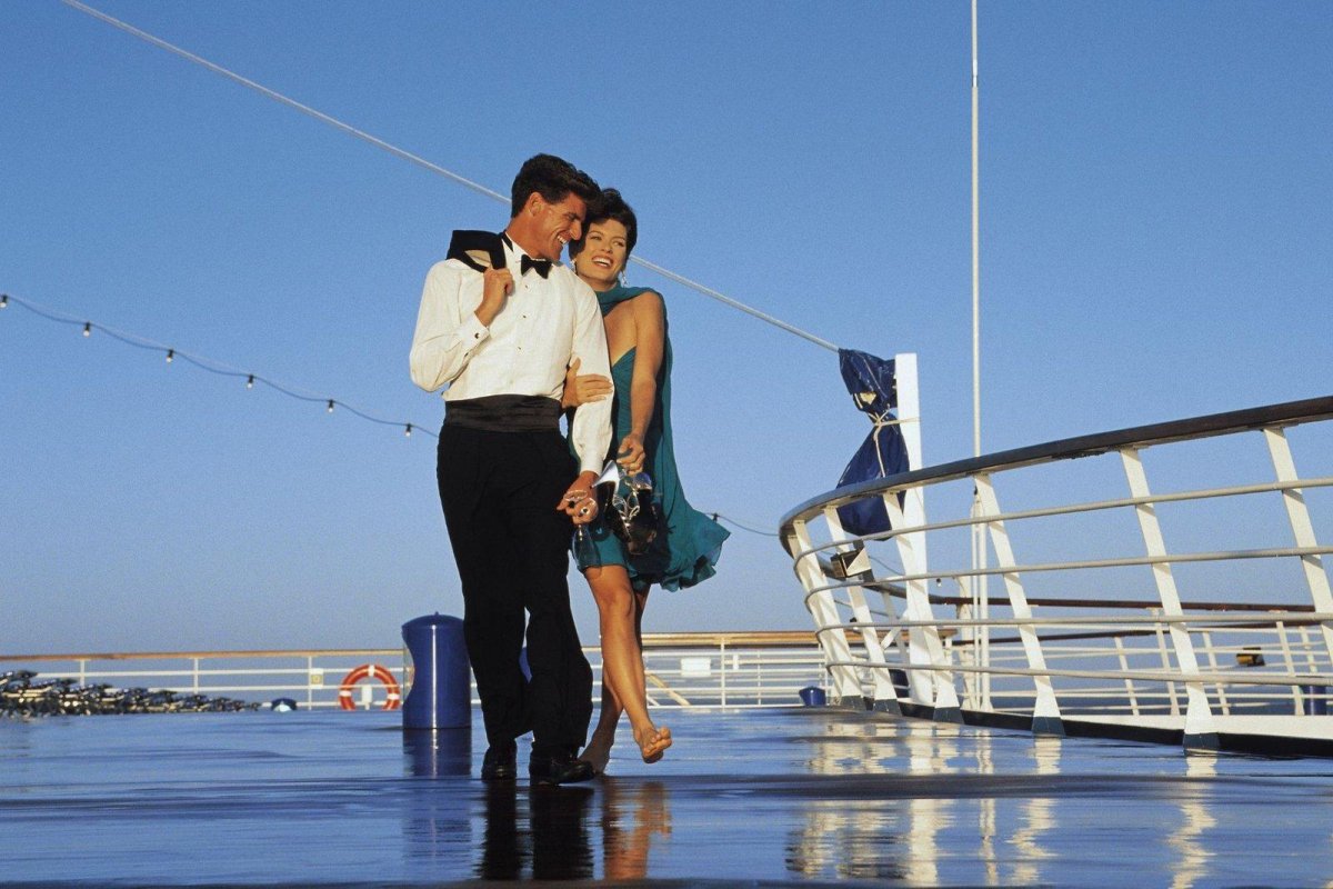 Мужчина и женщина на корабле