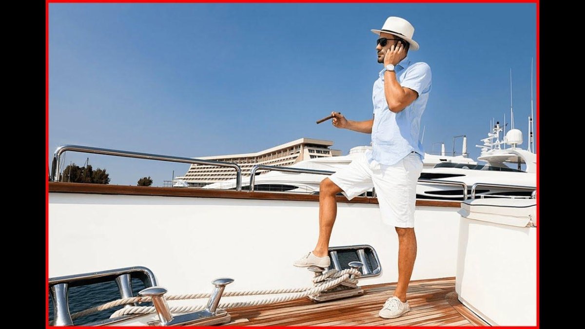 Богатый человек на яхте