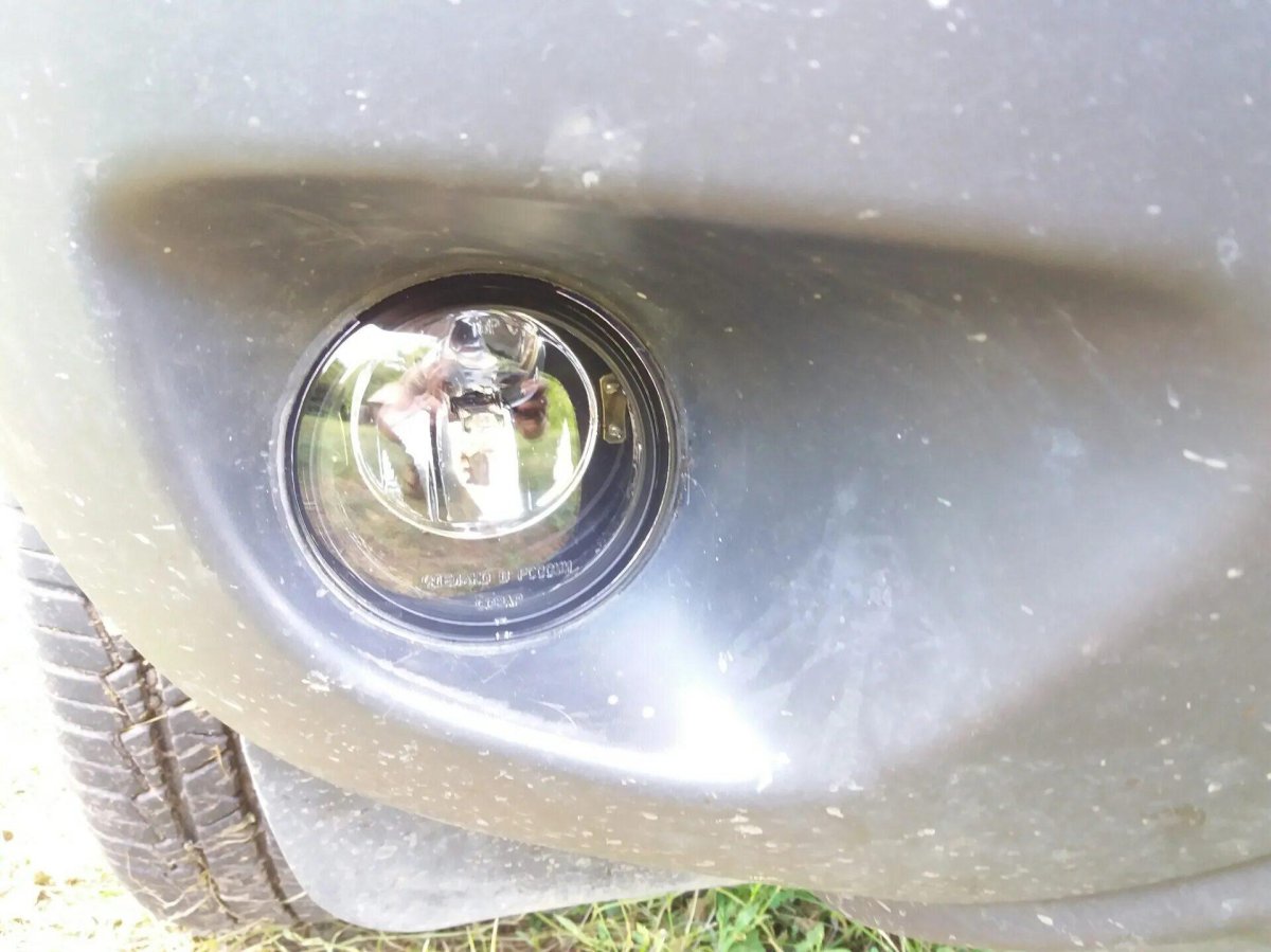 Renault Duster 2013 лампа противотуманную фару