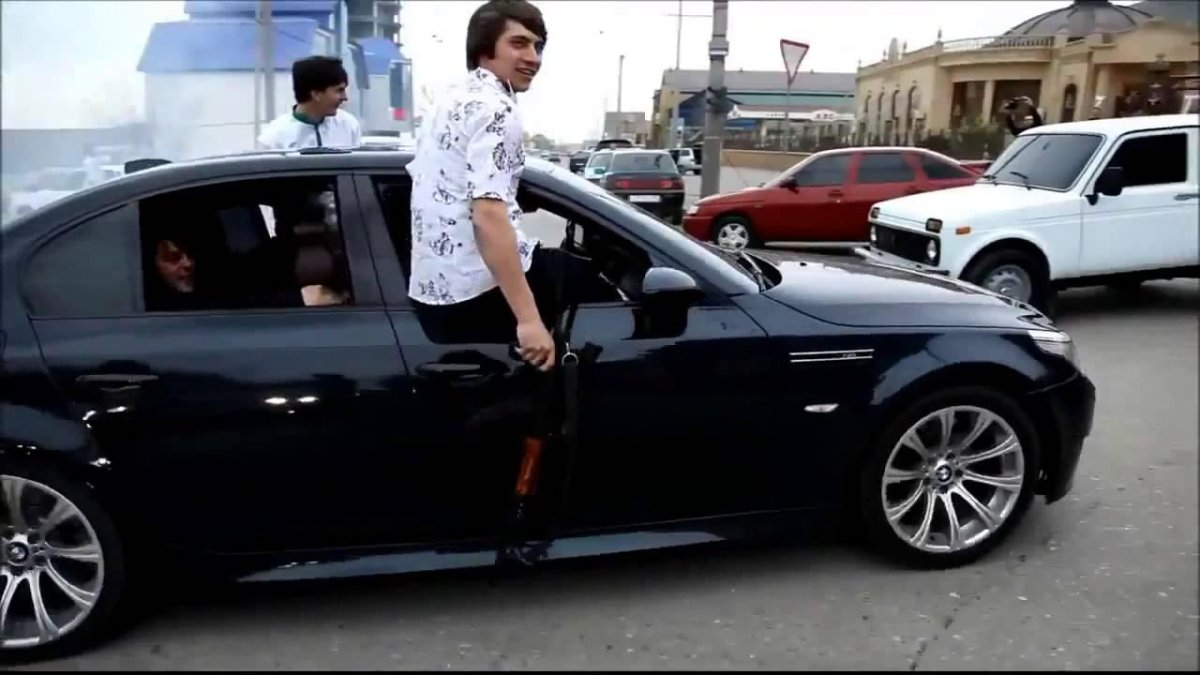 Кавказец в машине