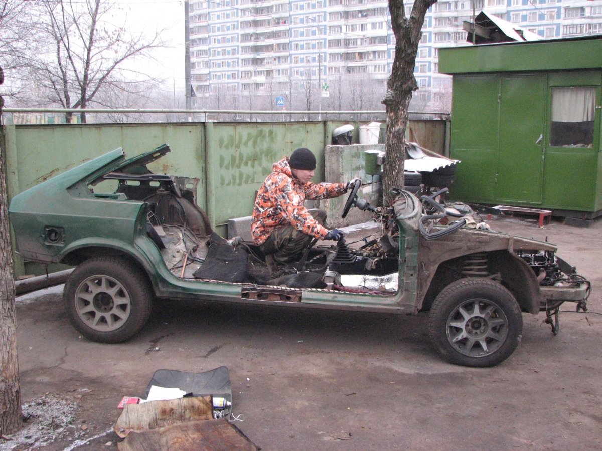 Бомж в крутой машине