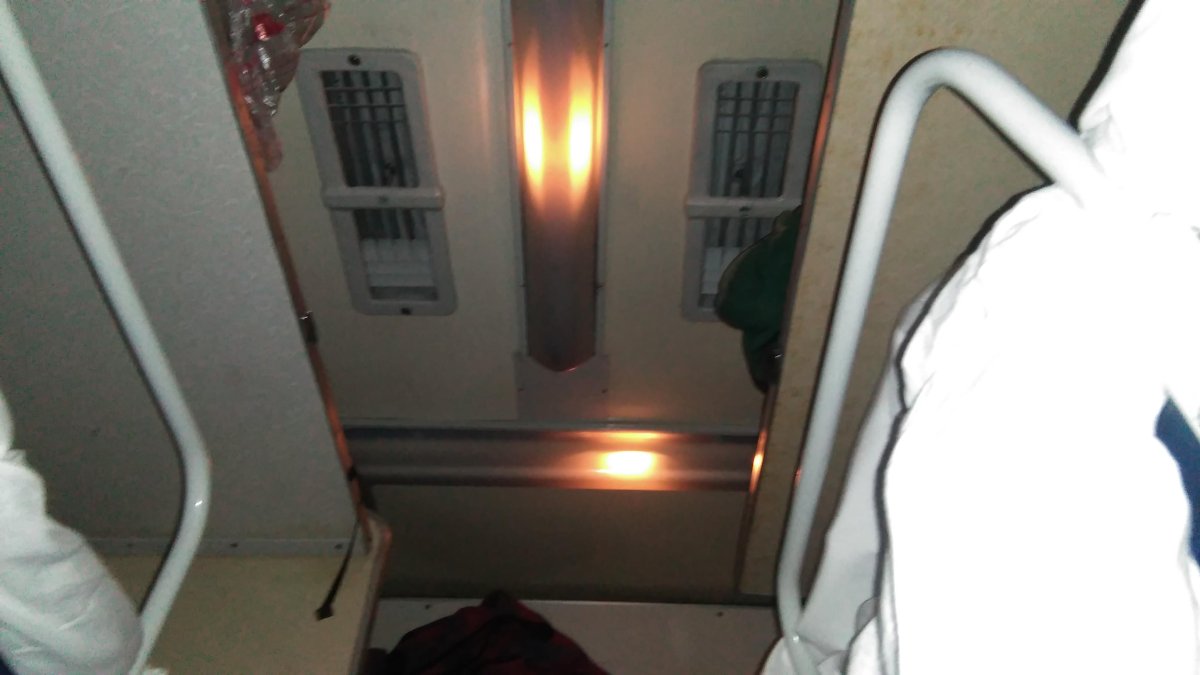 Светильники в купе поезда