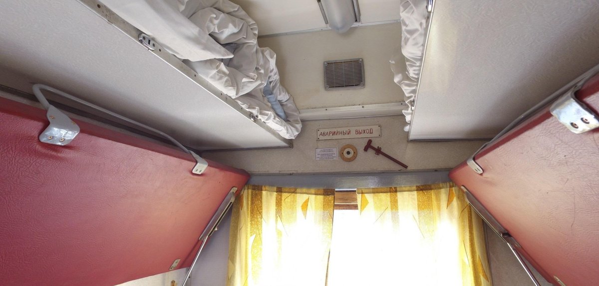 Аварийные окна в вагоне плацкарт