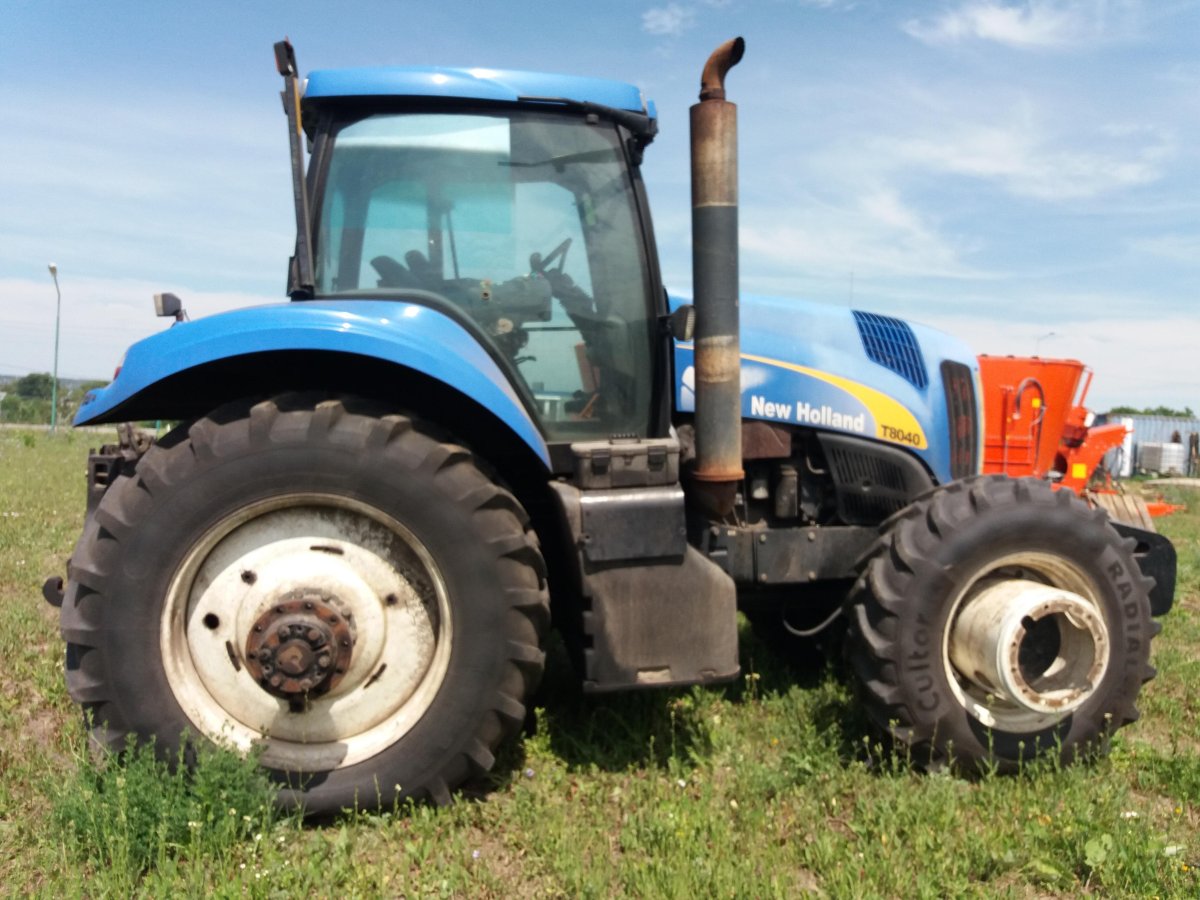 New Holland - 8040 трактор