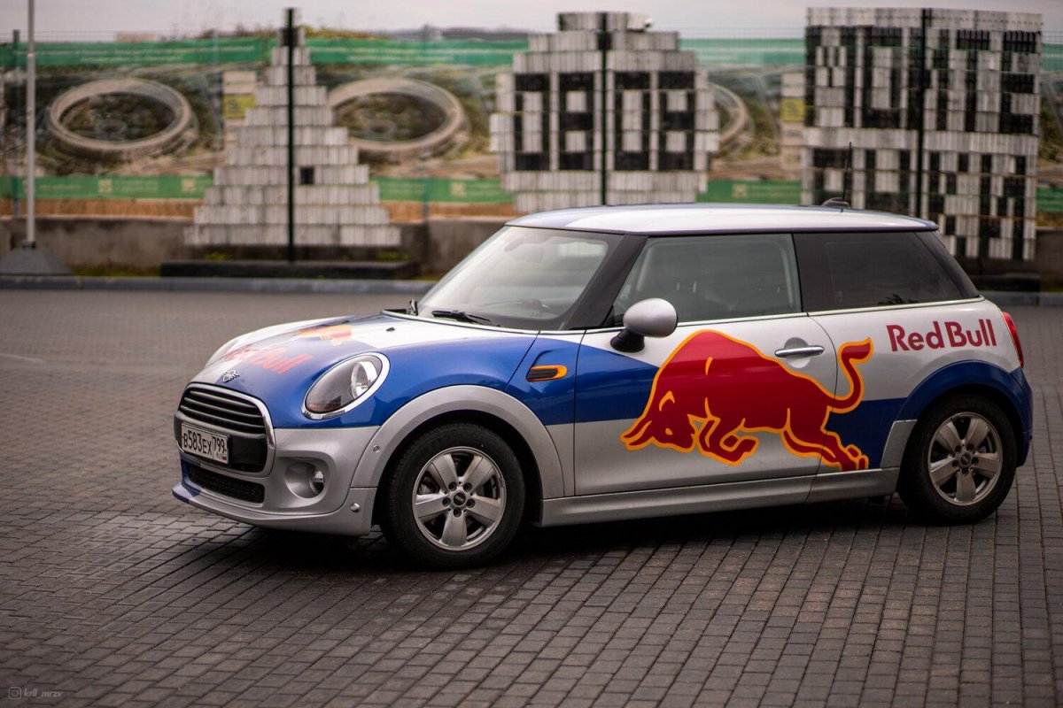 Мини Купер ред Булл девчонки