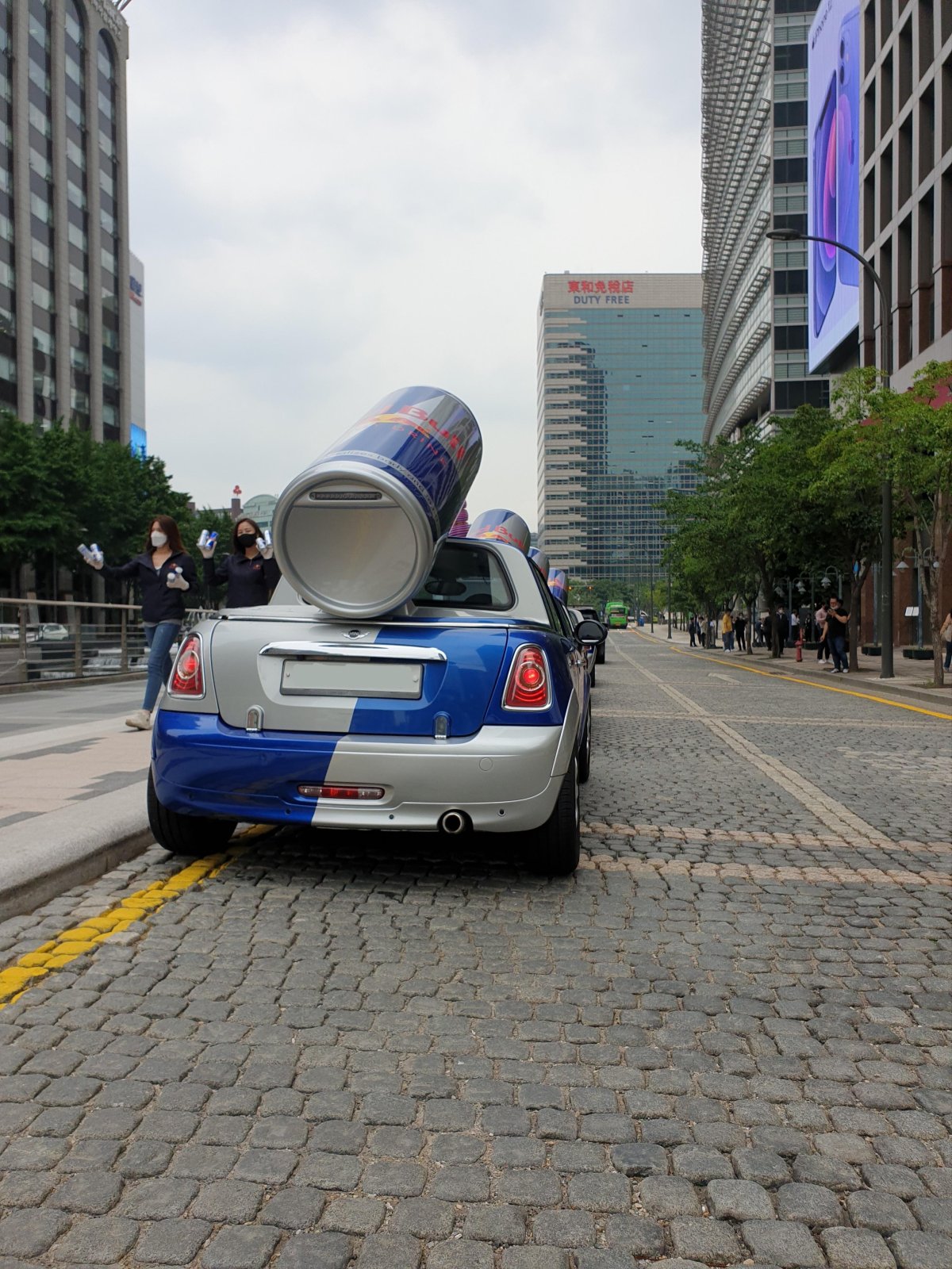 Мини Купер ред Булл девчонки