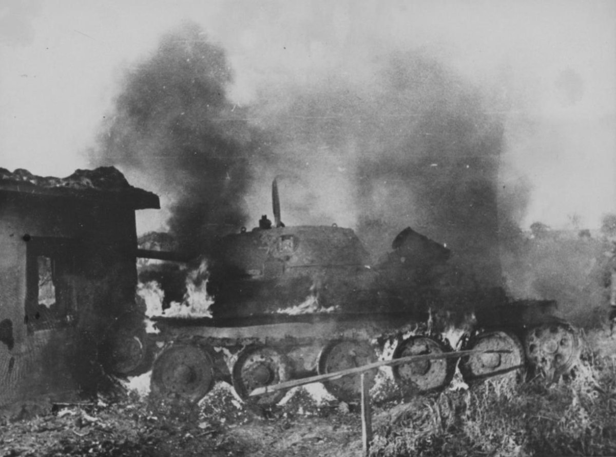 Т-34 подбитый в районе Бреста 1941