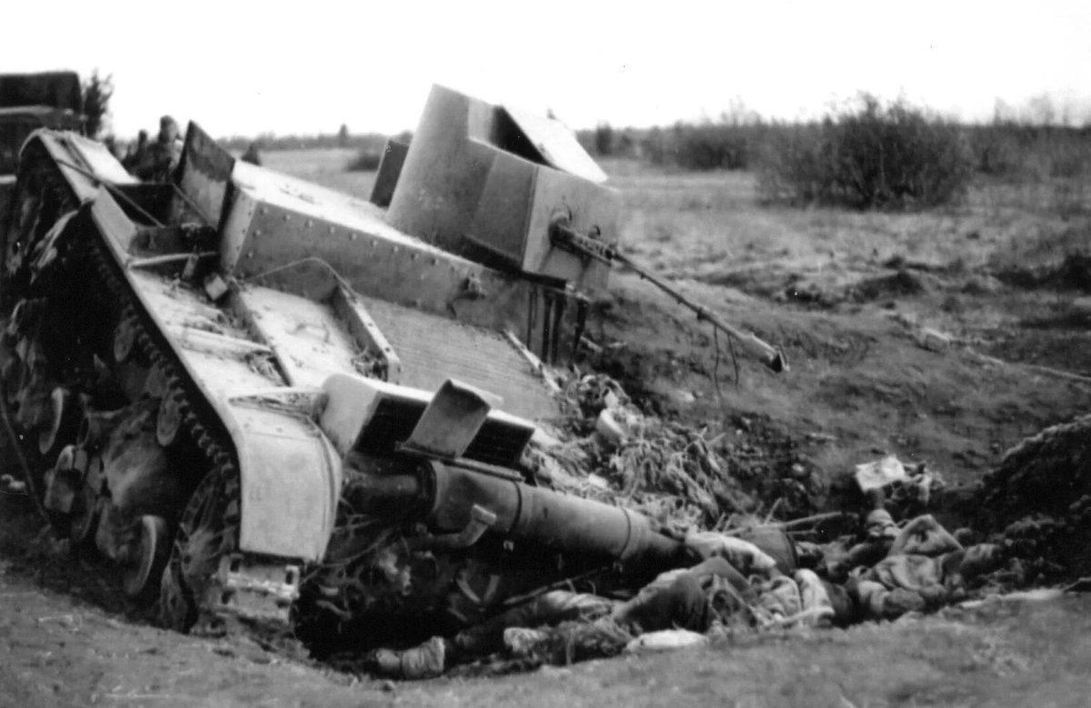 Подбитый танк т-26