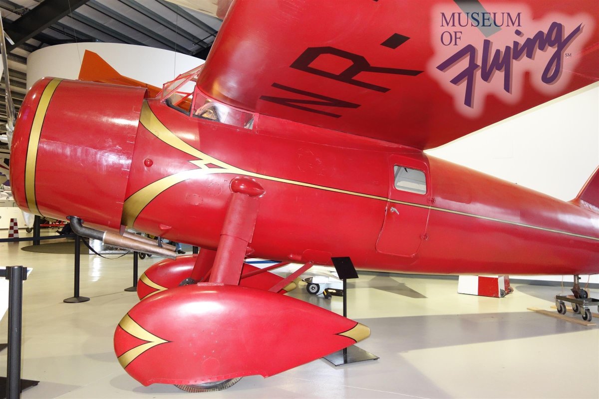 Красный Lockheed Vega 5b