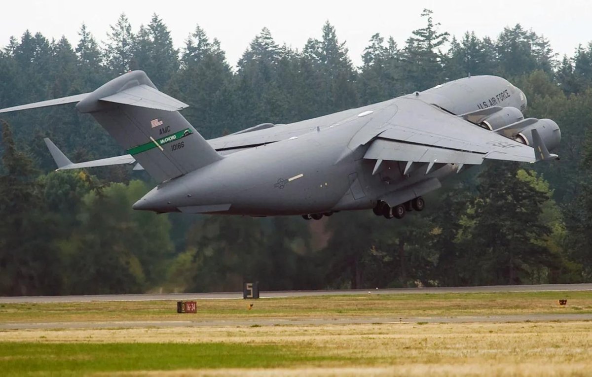 C) MCDONNELL Douglas c-17 самолет США