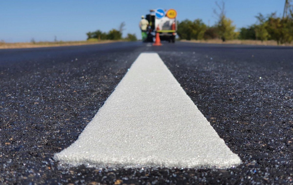 Нанесение дорожной разметки термопластиком