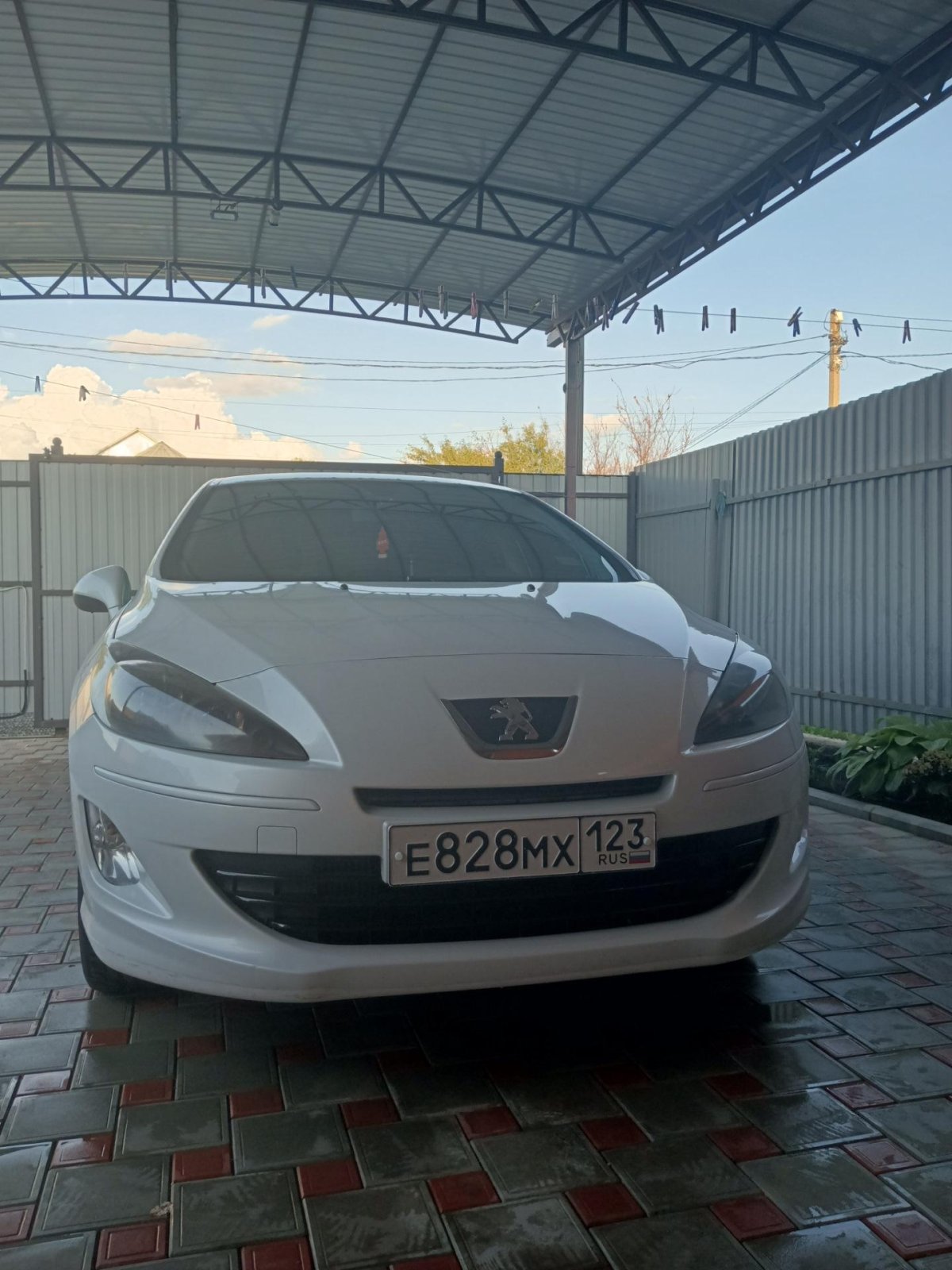 Пежо 408 серебристый чёрные фары