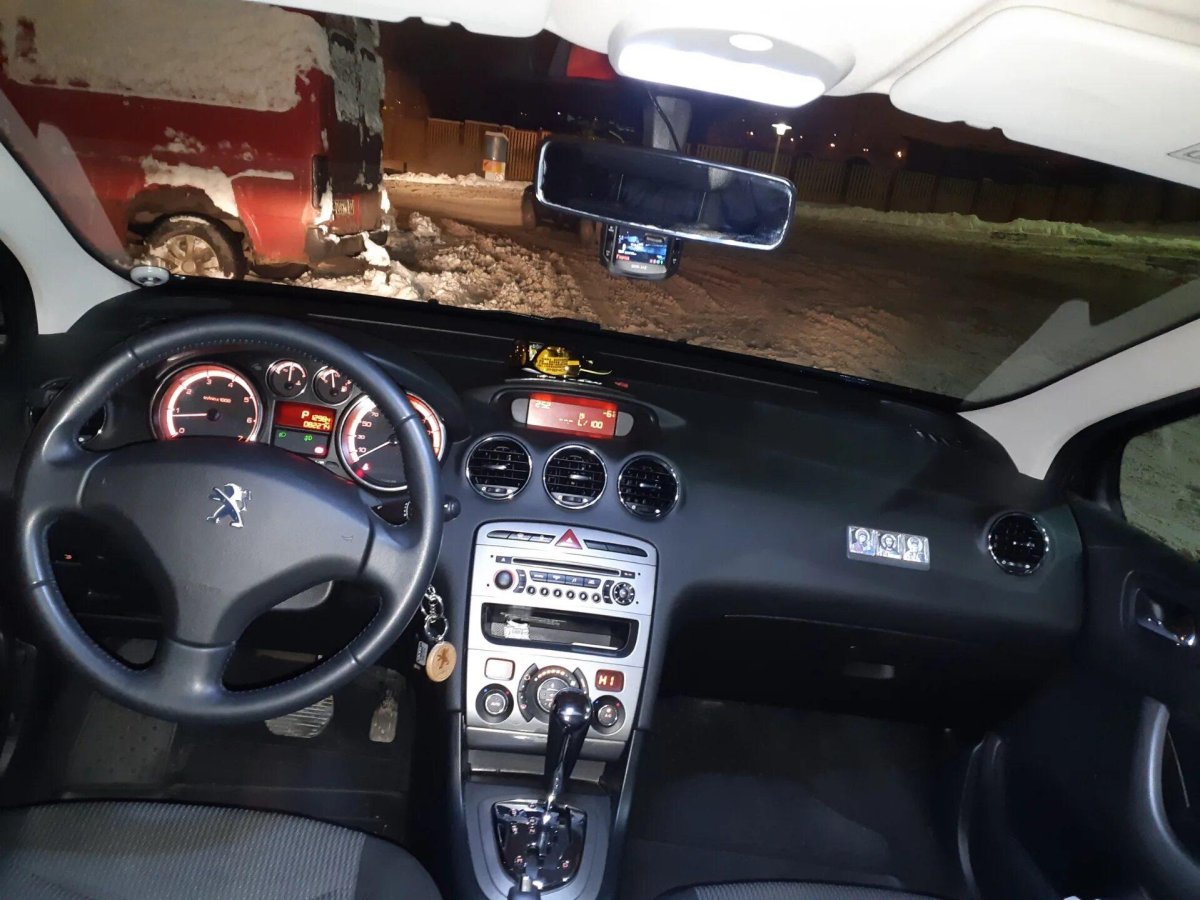 Бежевый салон Peugeot 408