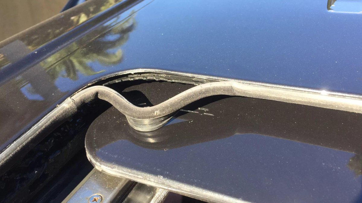 Уплотнитель люка на Мерседес 124