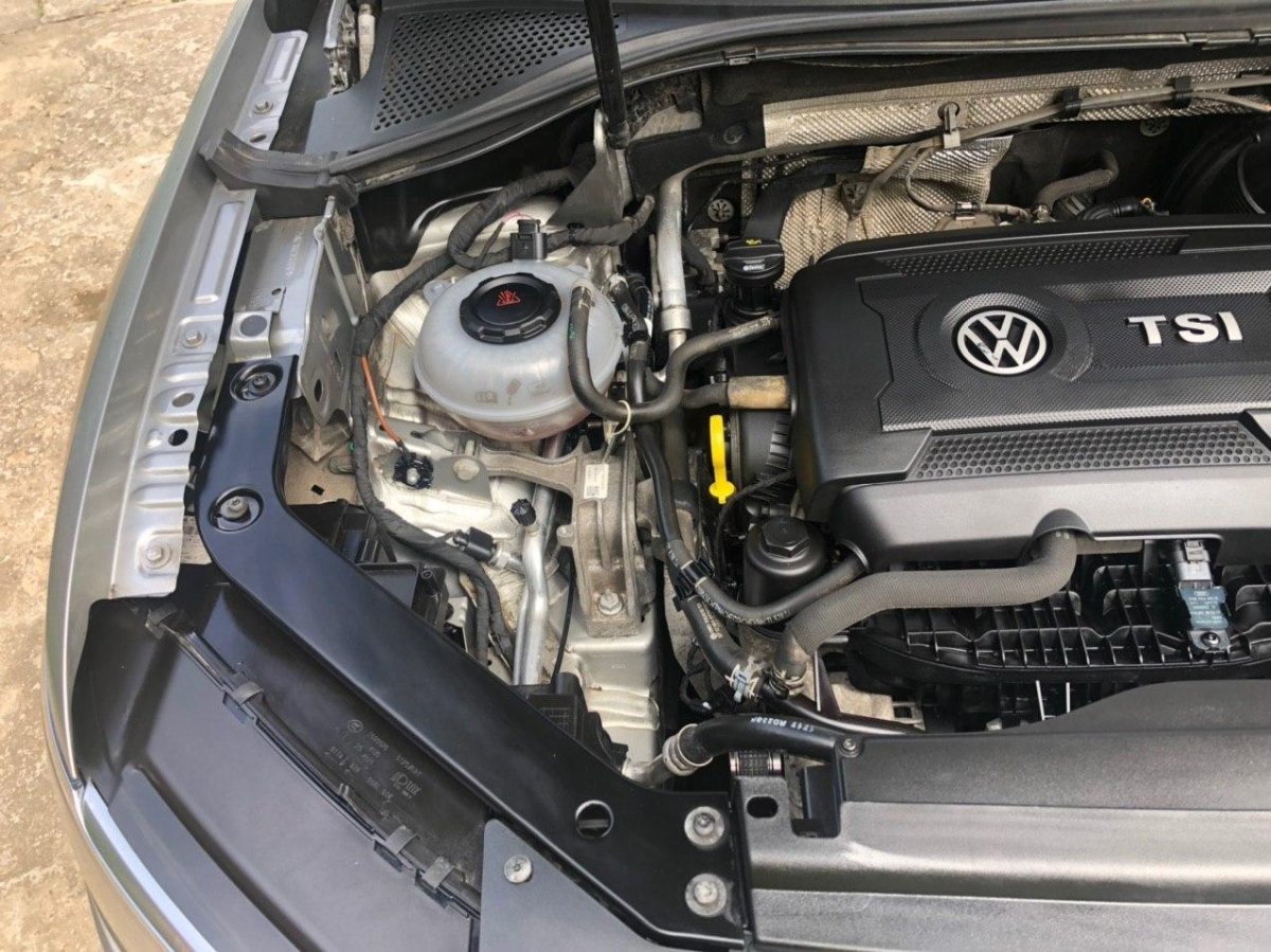 Моторный отсек Фольксваген Пассат б6 1.6