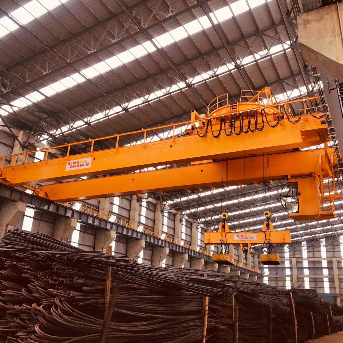 Мостовой кран с магнитом