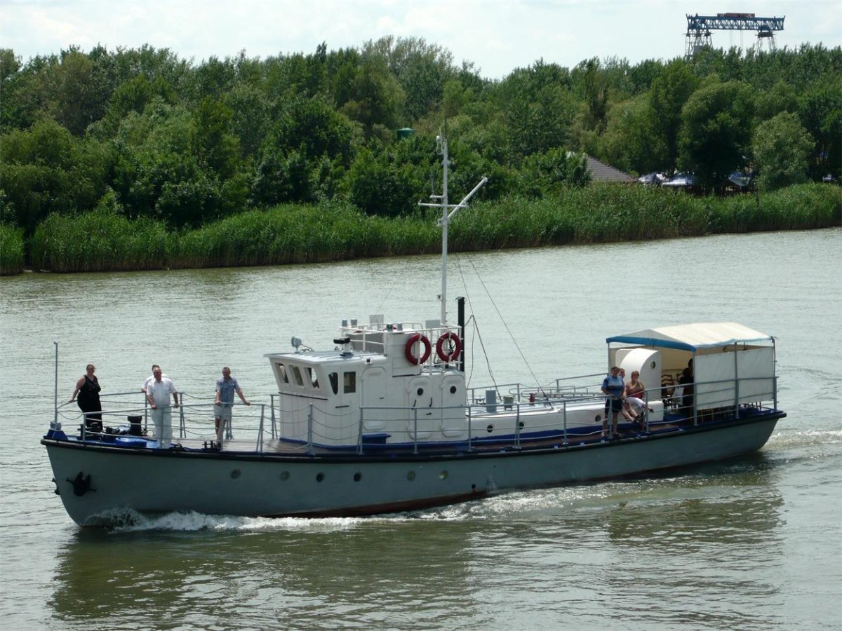 Речной катер Ярославец