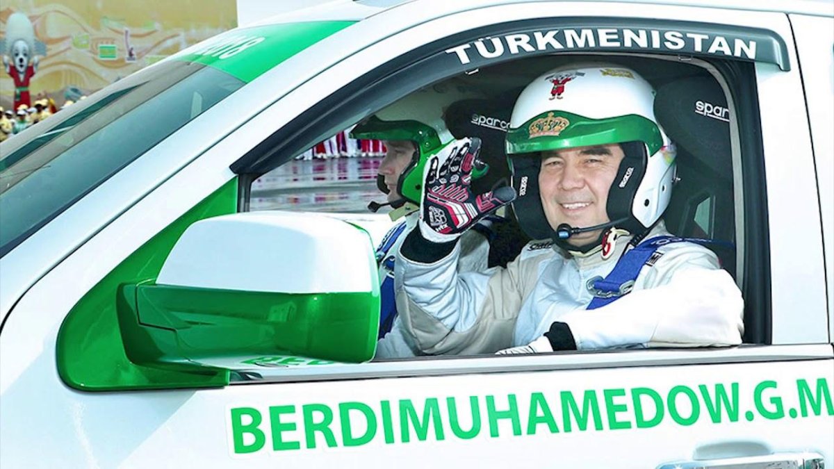 Президент Туркменистана гонщик
