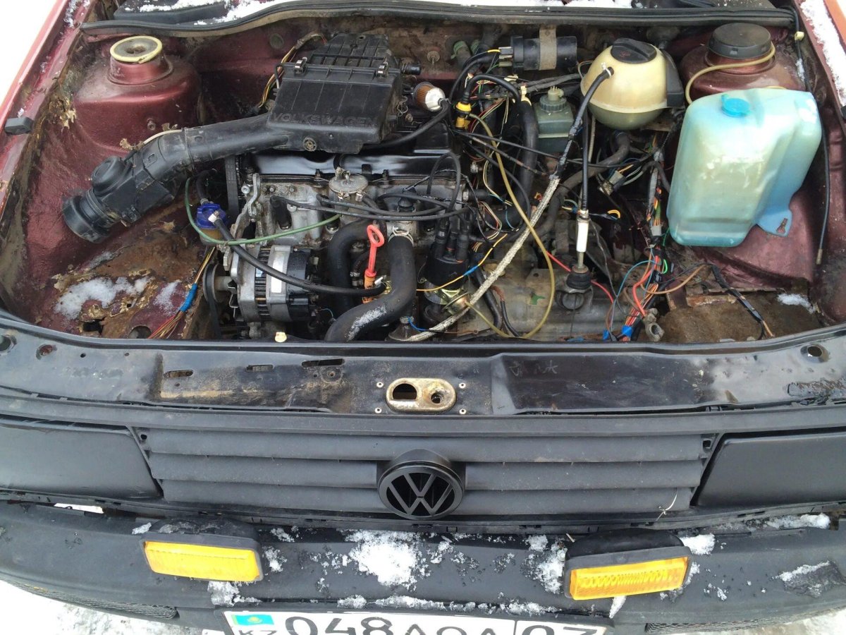 Volkswagen Golf 2 подкапотное пространство
