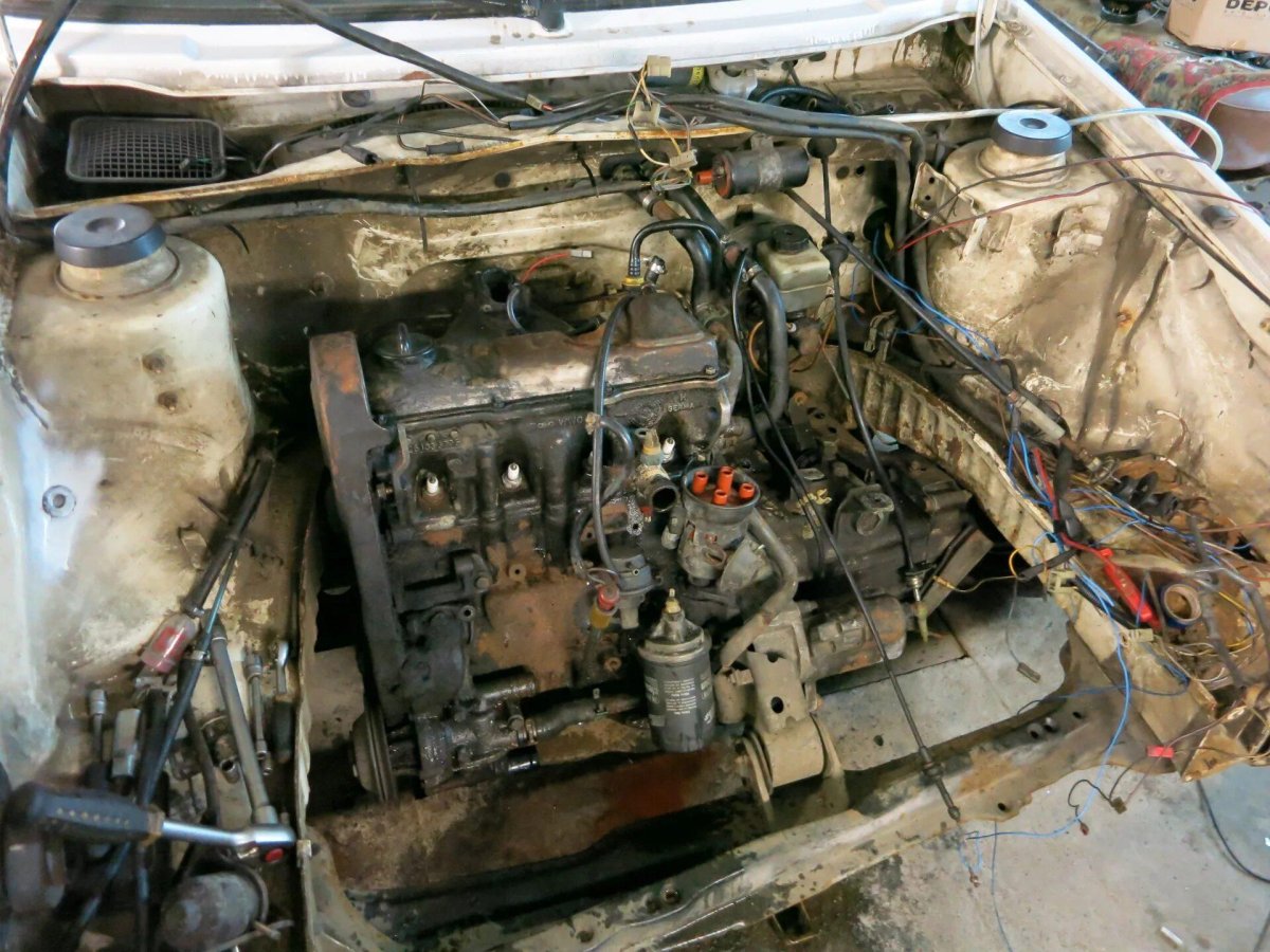 Подкапотка гольф 2 1.6