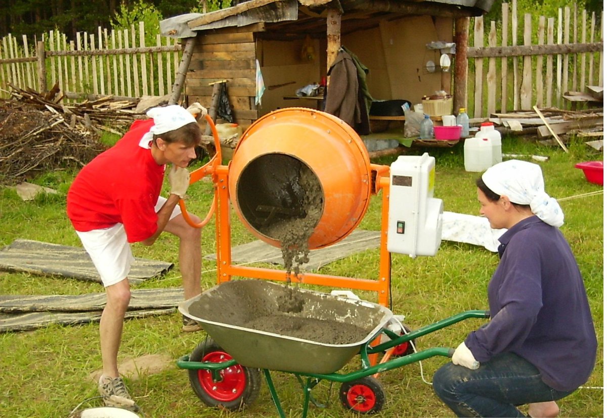 Замешивание бетона в бетономешалке