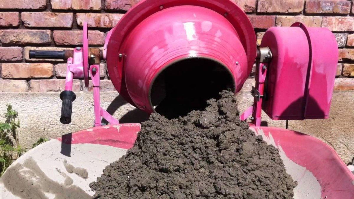 Бетономешалка с бетоном