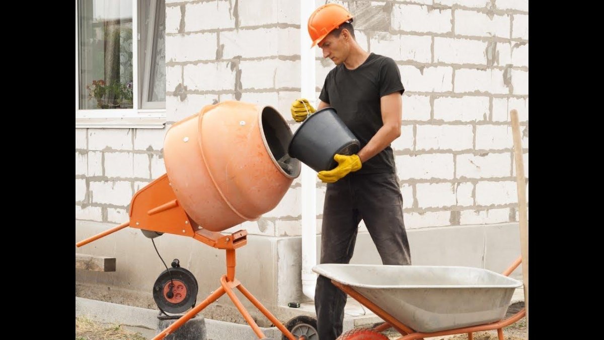 Бетономешалка на стройке