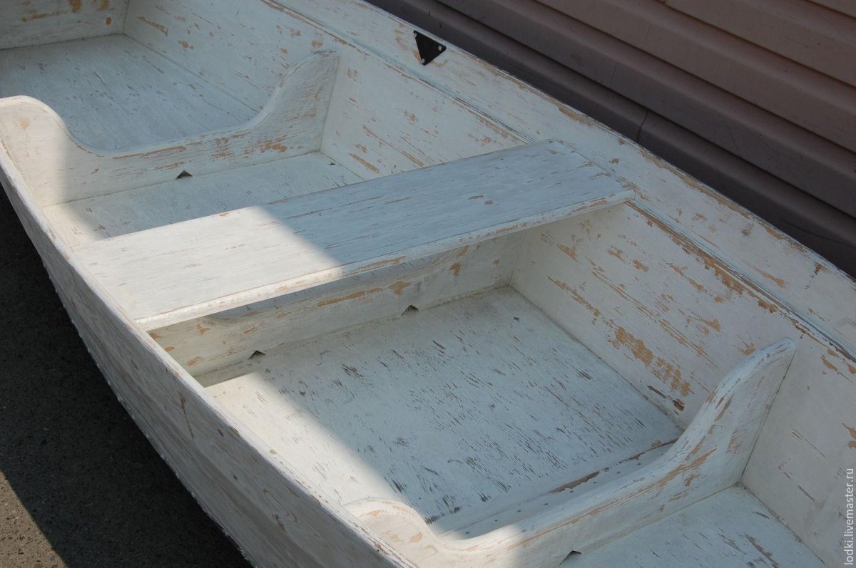 Деревянная лодка Тритон