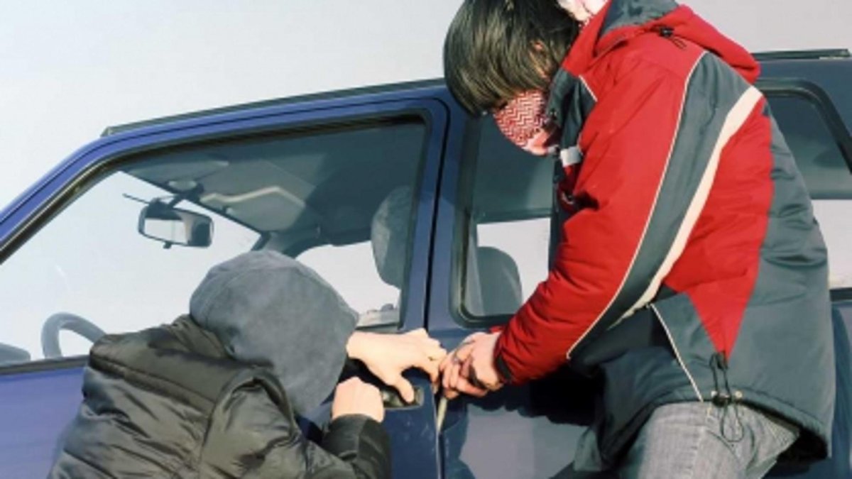 Подросток угнал авто