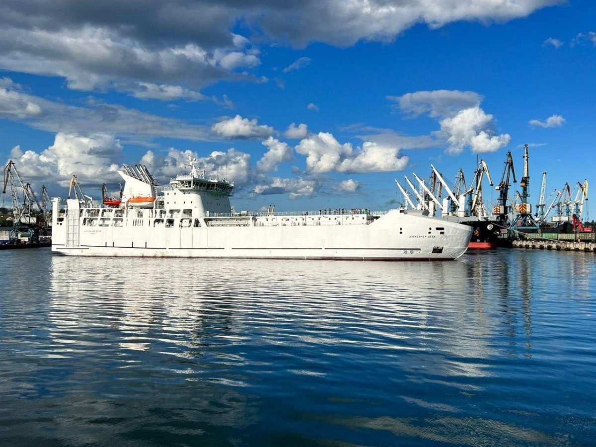 Корабль покидает порт