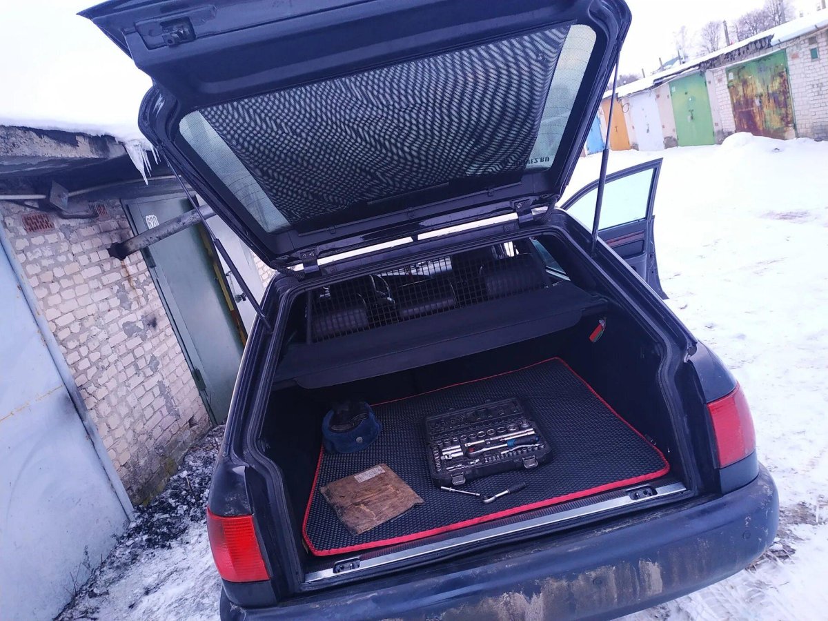 Ауди 100 Авант багажник
