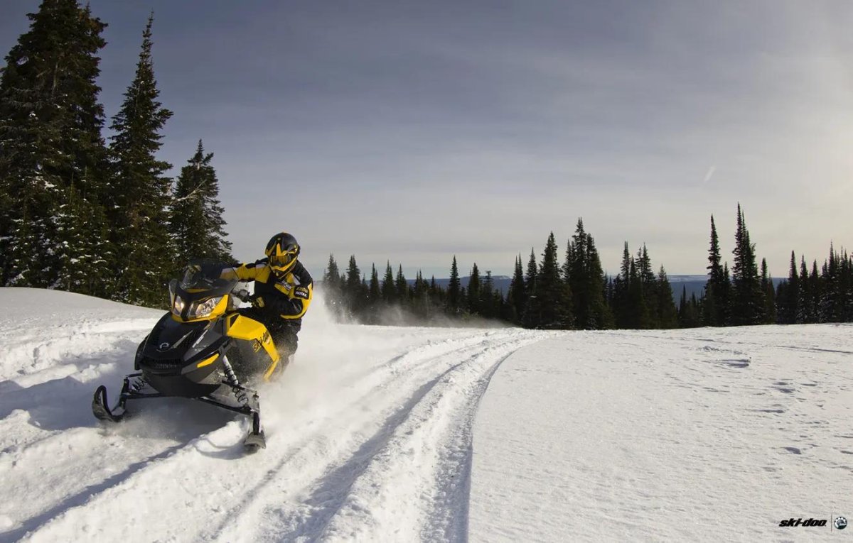 Ski Doo снегоход желтый