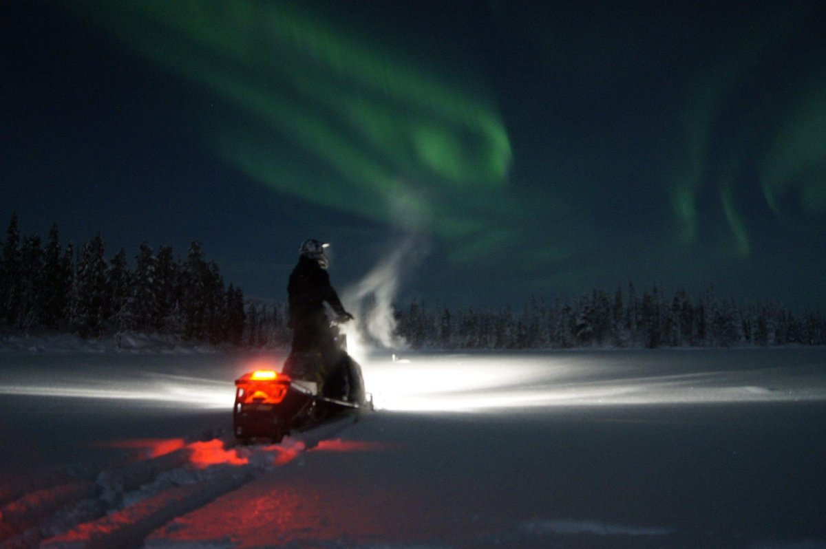 Северное сияние снегоходы