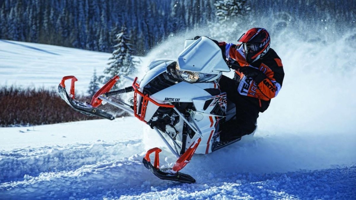Спортивный снегоход