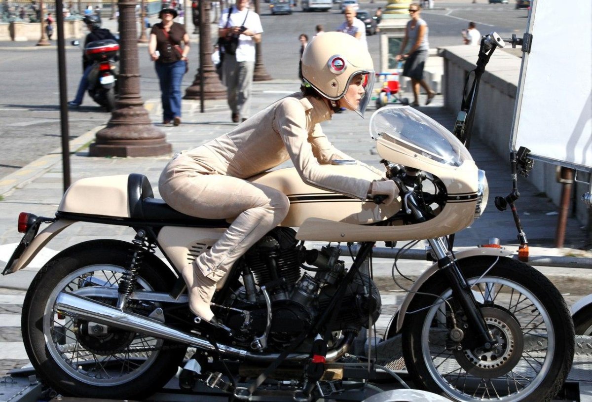 Кира Найтли мотоцикл