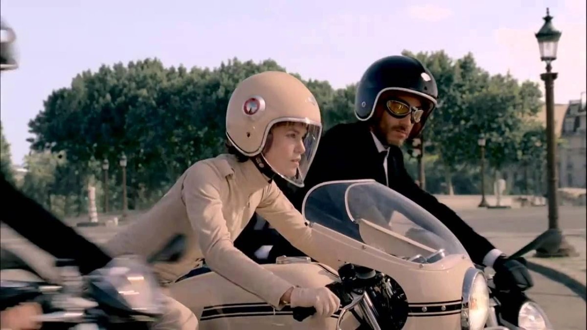 Кира Найтли на мотоцикле реклама духов