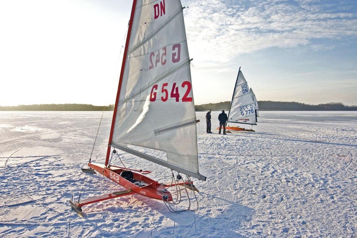 Зимний буер под парусом