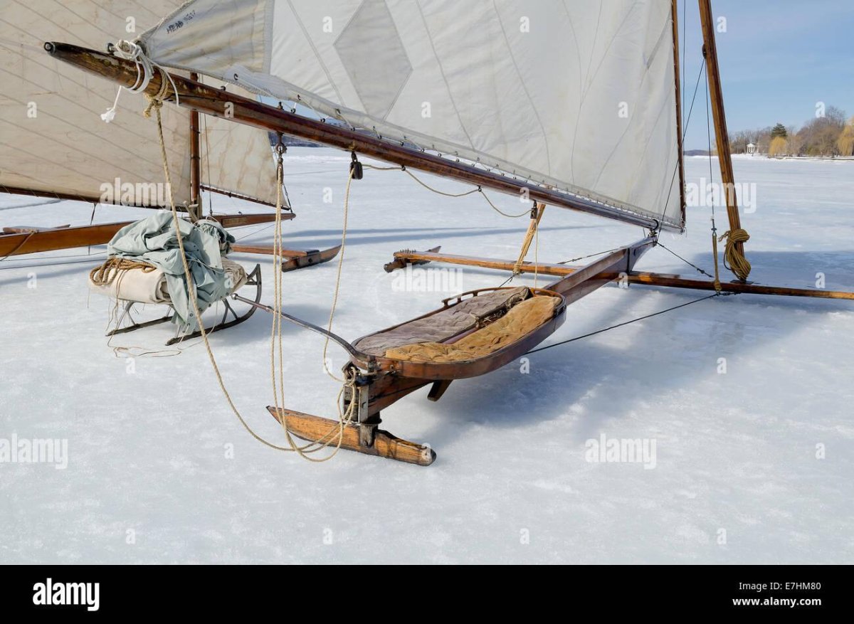 Сани по льду с парусом