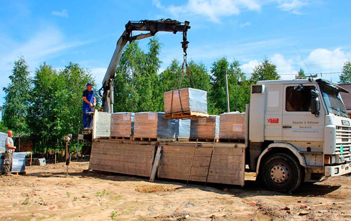 Разгрузка блоков манипулятором