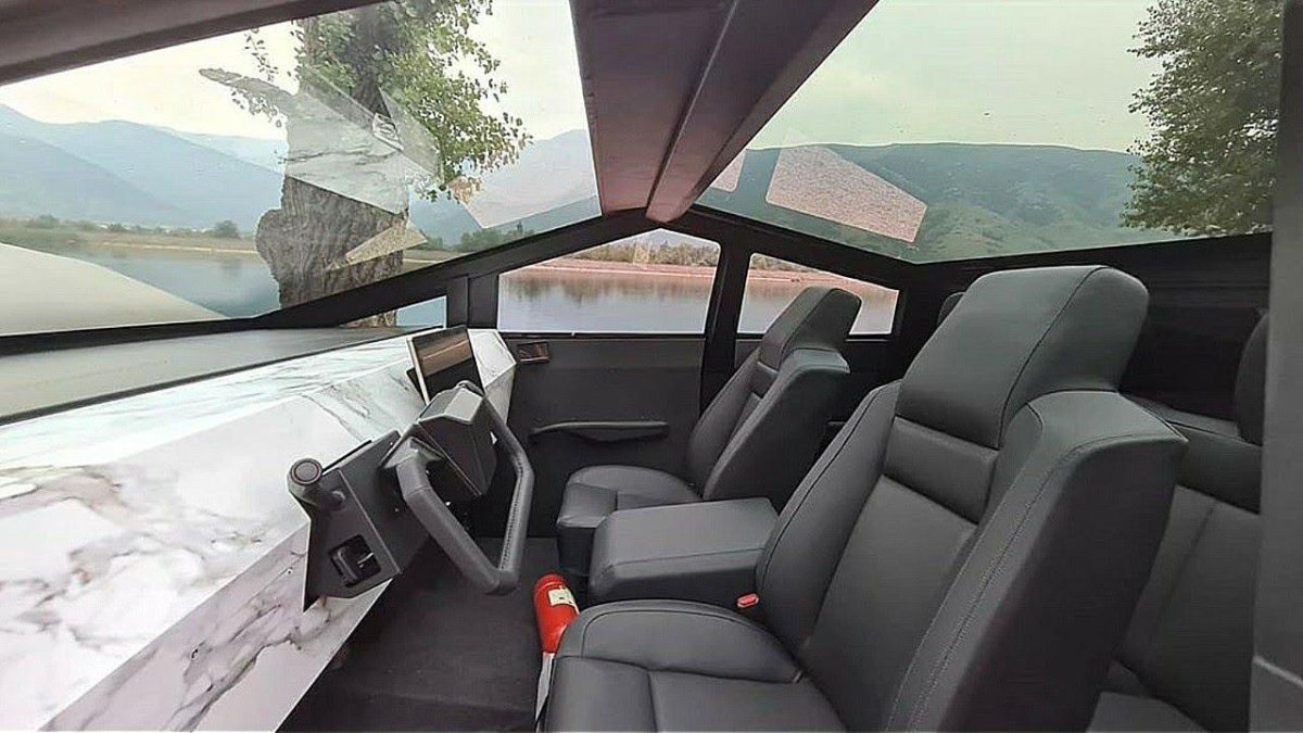 Тесла Cybertrack салон