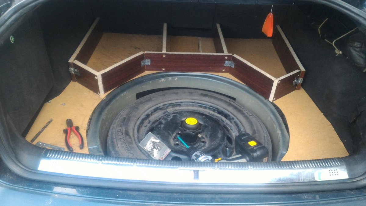 Саб в запаску Volkswagen Passat