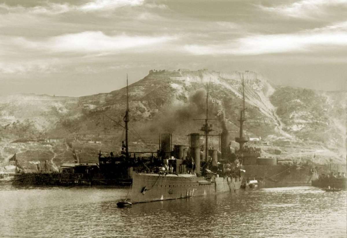 Крейсер Новик в порт Артуре