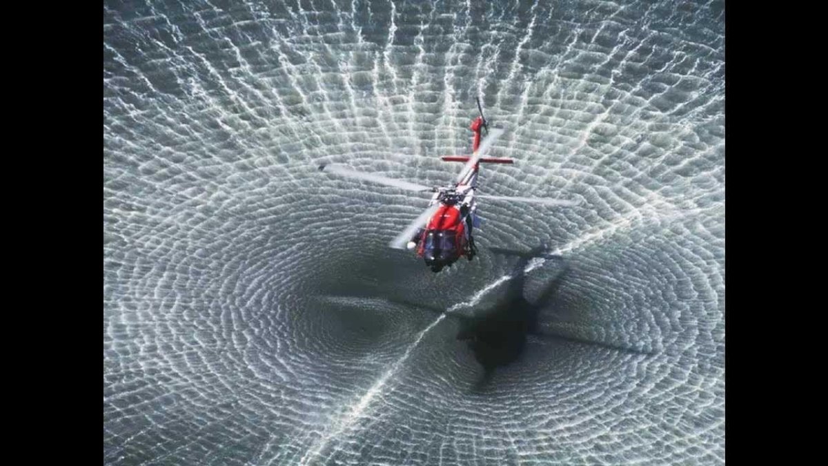 Вертолет над водой