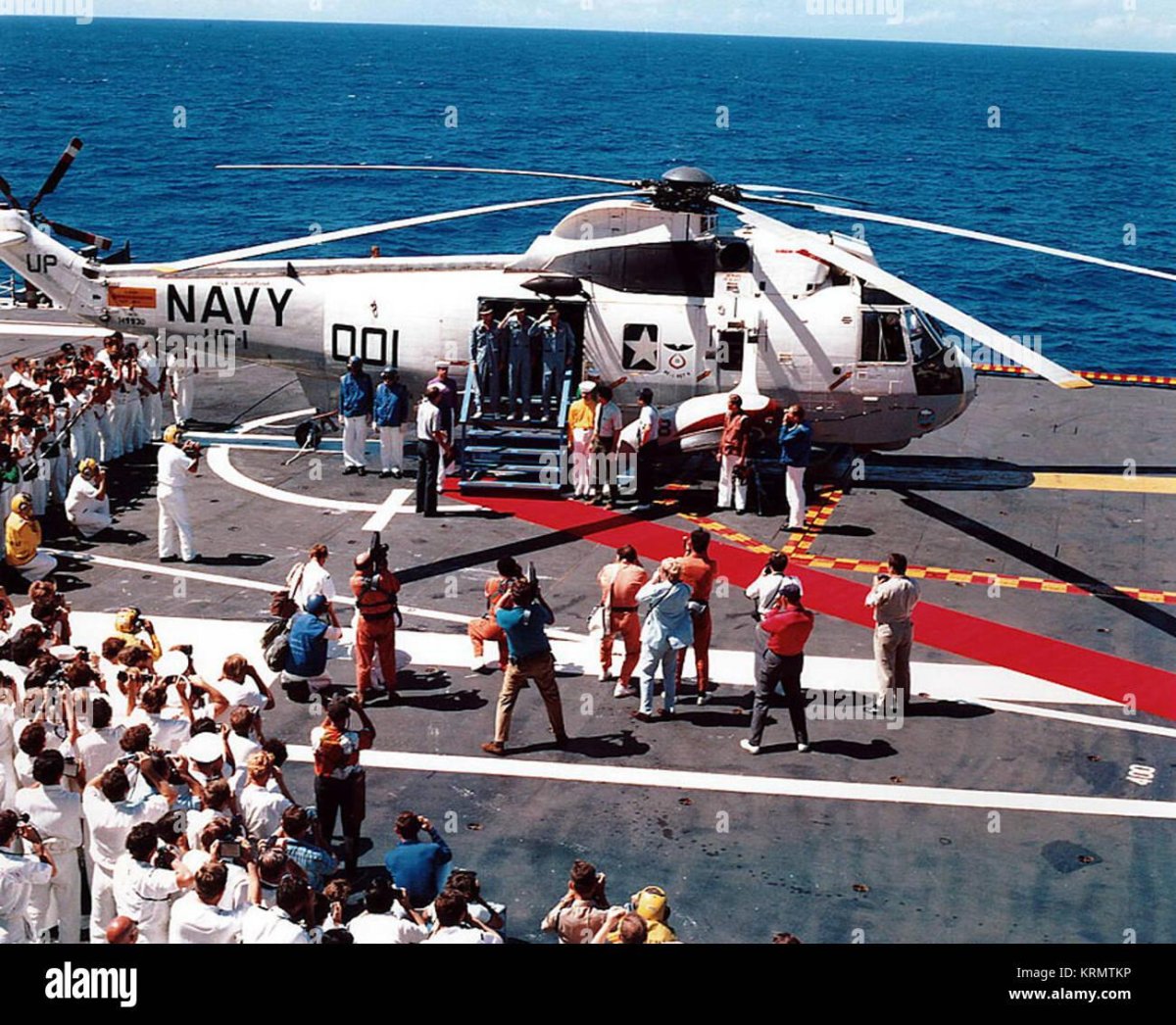 Экипаж Аполлона на авианосце