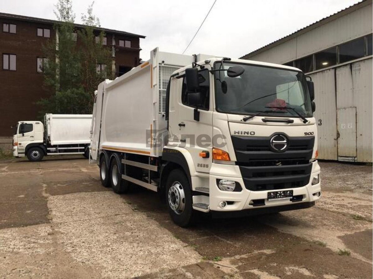 Белый мусоровоз