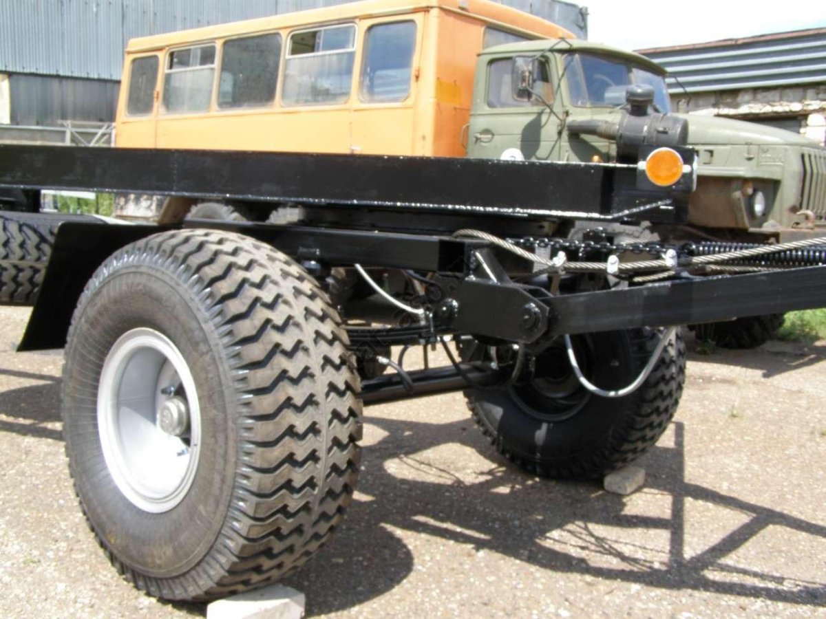 Шасси тракторного прицепа трехосное модель 8302