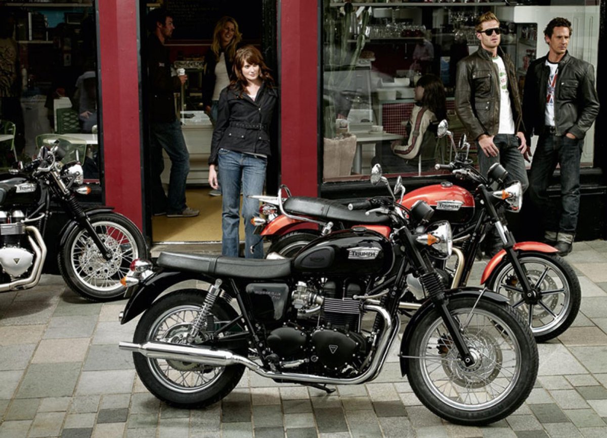 Triumph Bonneville три метра над уровнем