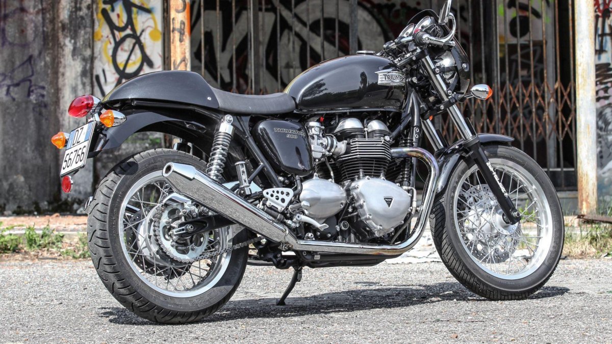 Мотоцикл Триумф 3 метра над уровнем