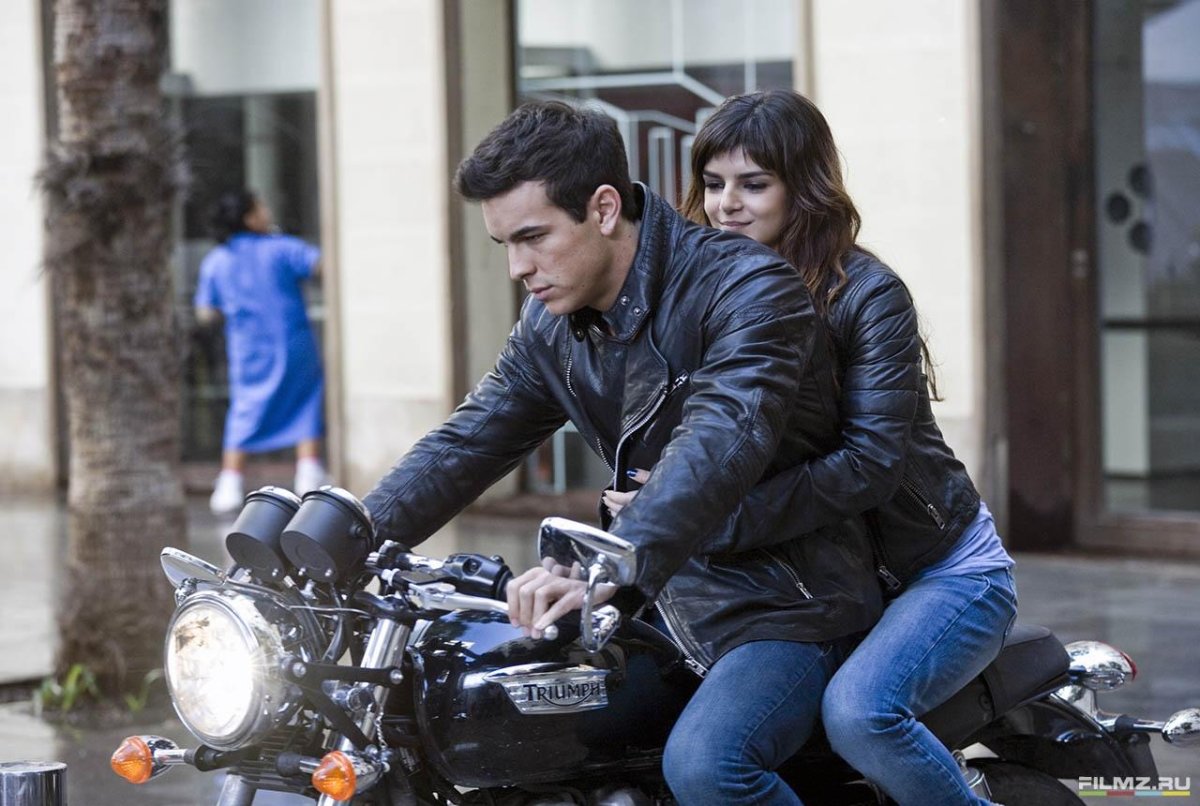 Марио Касас на мотоцикле